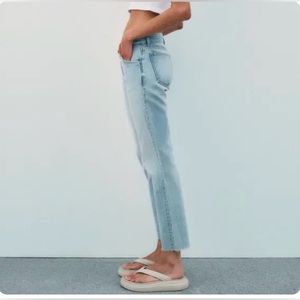 ZARA WOMAN NWT MID-WAISTED STRAIGHT LEG JEANS LIGHT BLUE